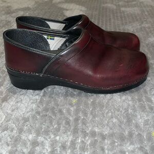 Bjork Swedish Comfort Brown Patent Leather Clogs.  Size EU 45/46 - US 11/12.